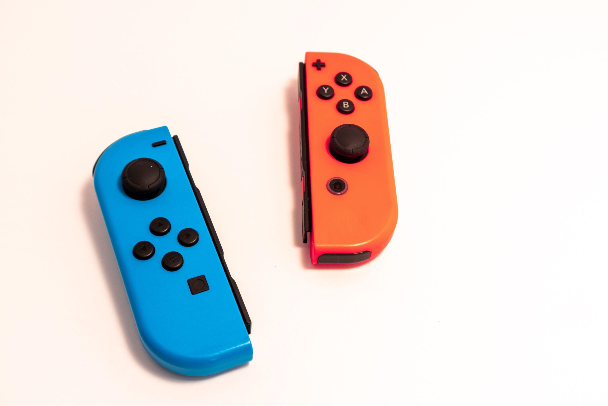 Contributeur: Colin Temple / Alamy Banque D'Images A picture of a blue and red Joy Con for Nintendo Switch 2 on a white background